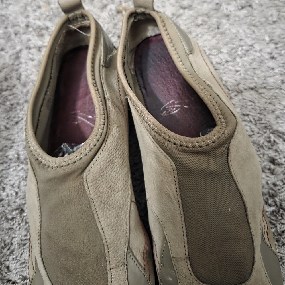 AEROSOLES Men's Green and Beige Casual Sneakers - Picture 5 of 10